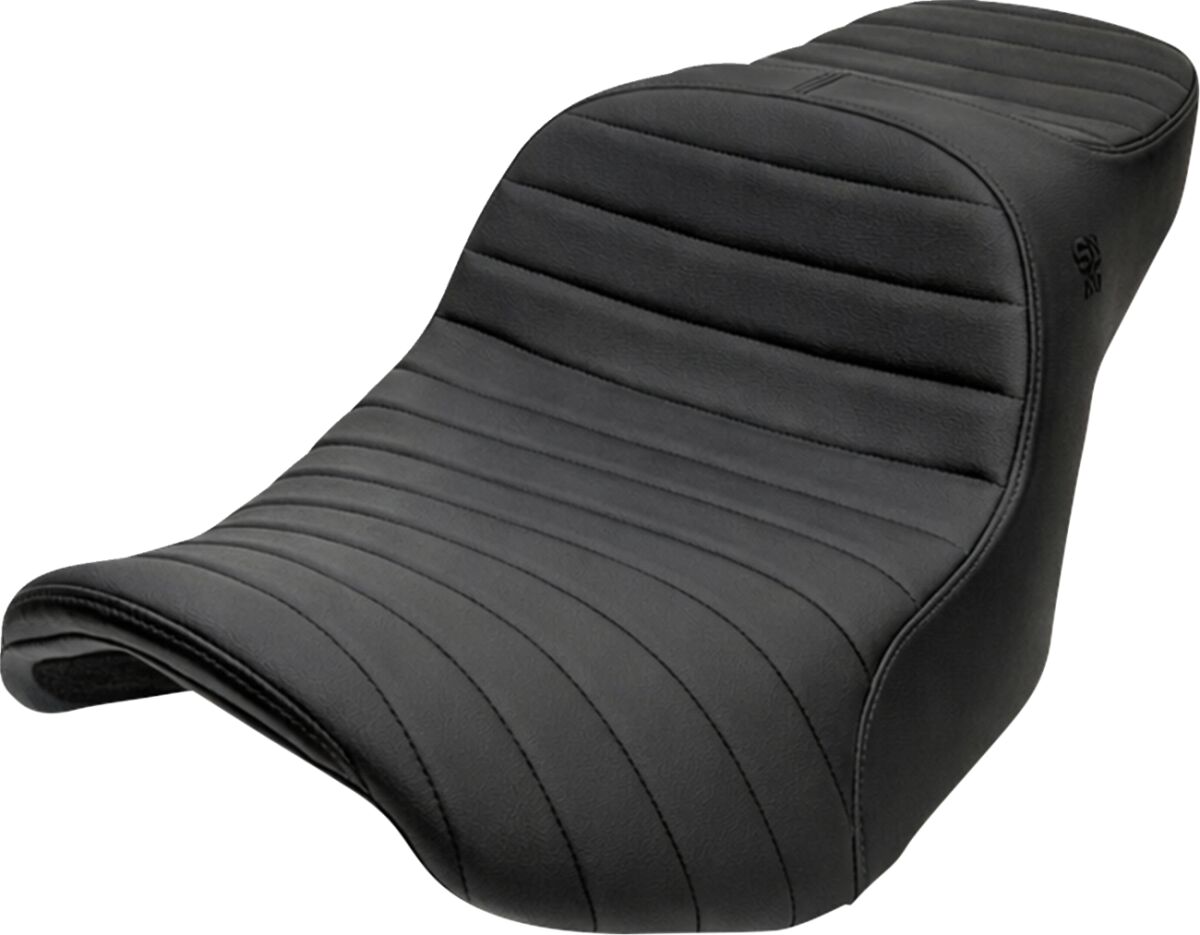 SEAT CHARIOT BLK CLSC STITCH VINYL BLK LOGO