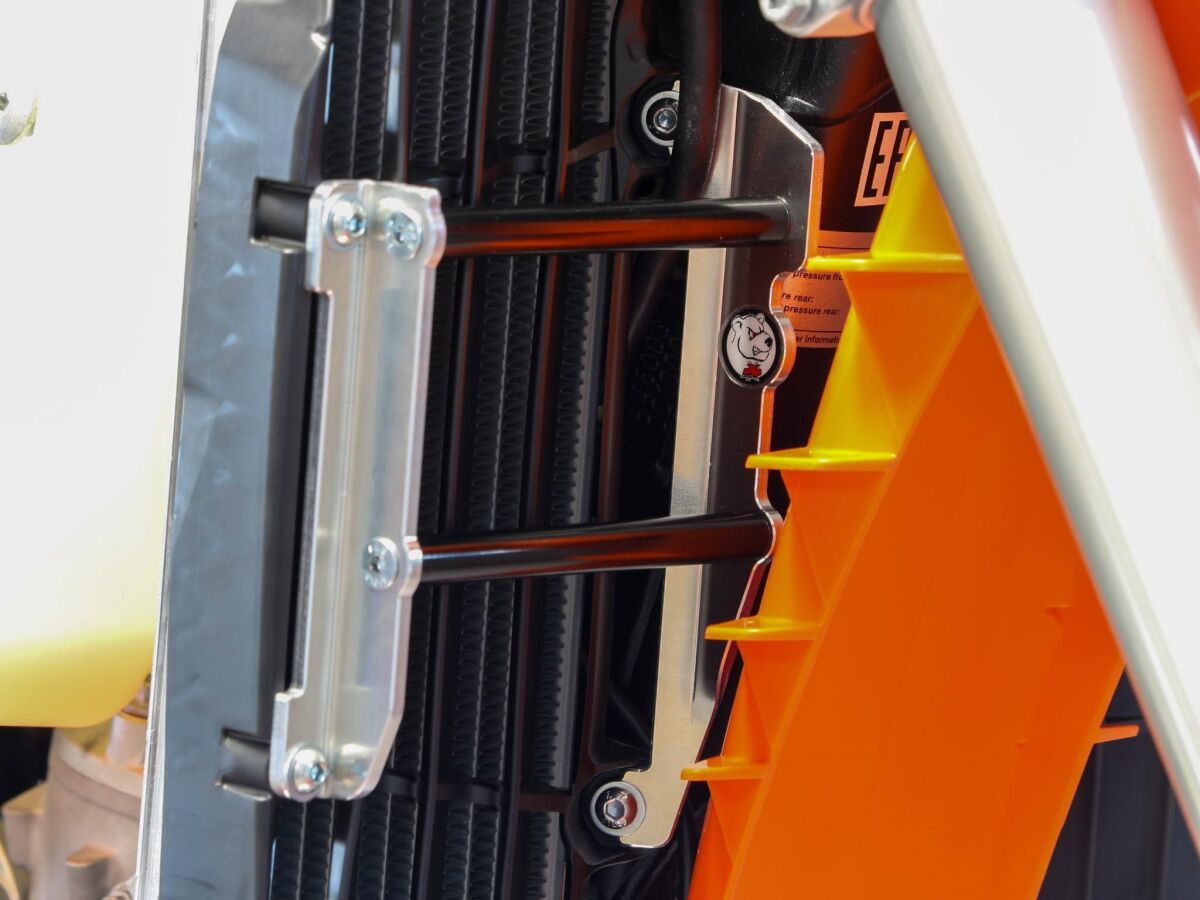 RADIATOR BRACE EXC/F 24- BK