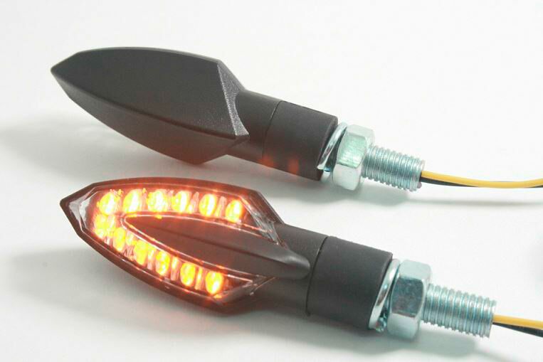 LED tumendatud suunatule klaas / ABS / must