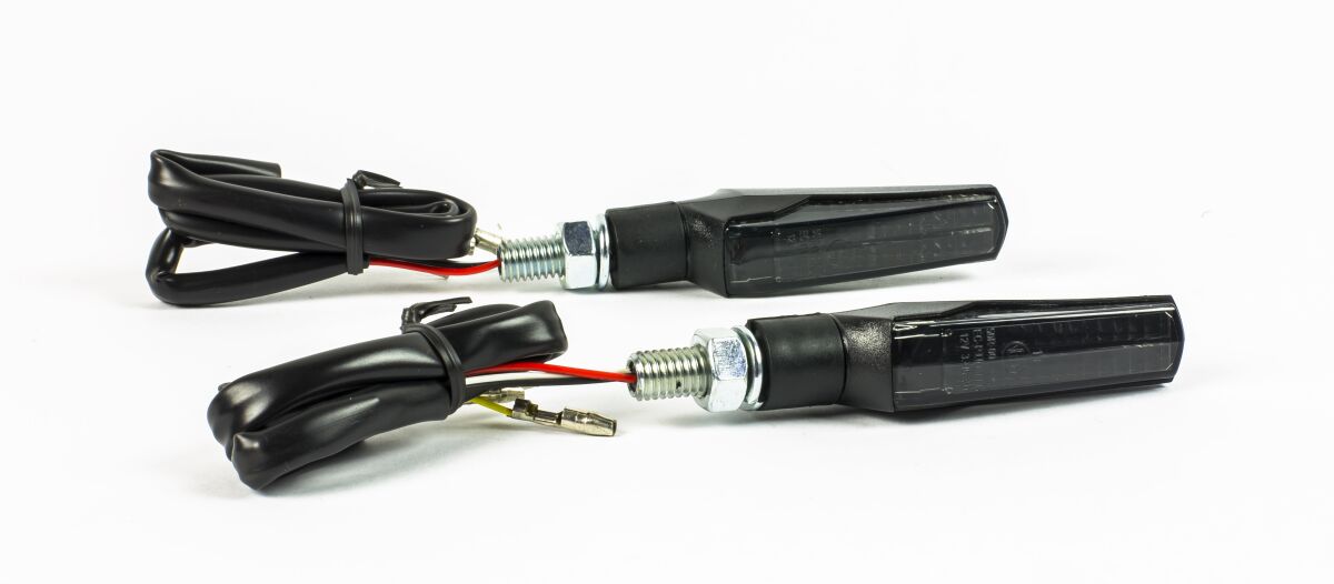 LED tumendatud suunatule klaas / ABS / must