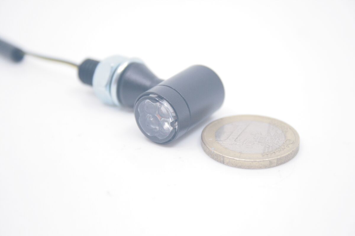 LED-suunatuled E-mark, tumendatud