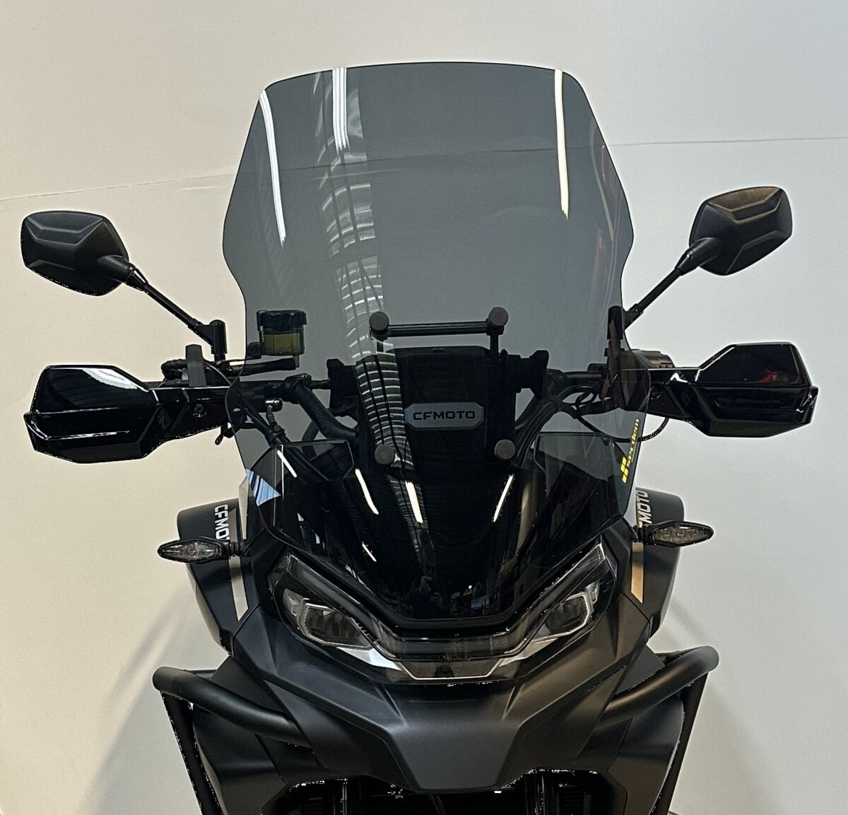 Tuuleklaas HP, CF Moto 700MT, tumendatud